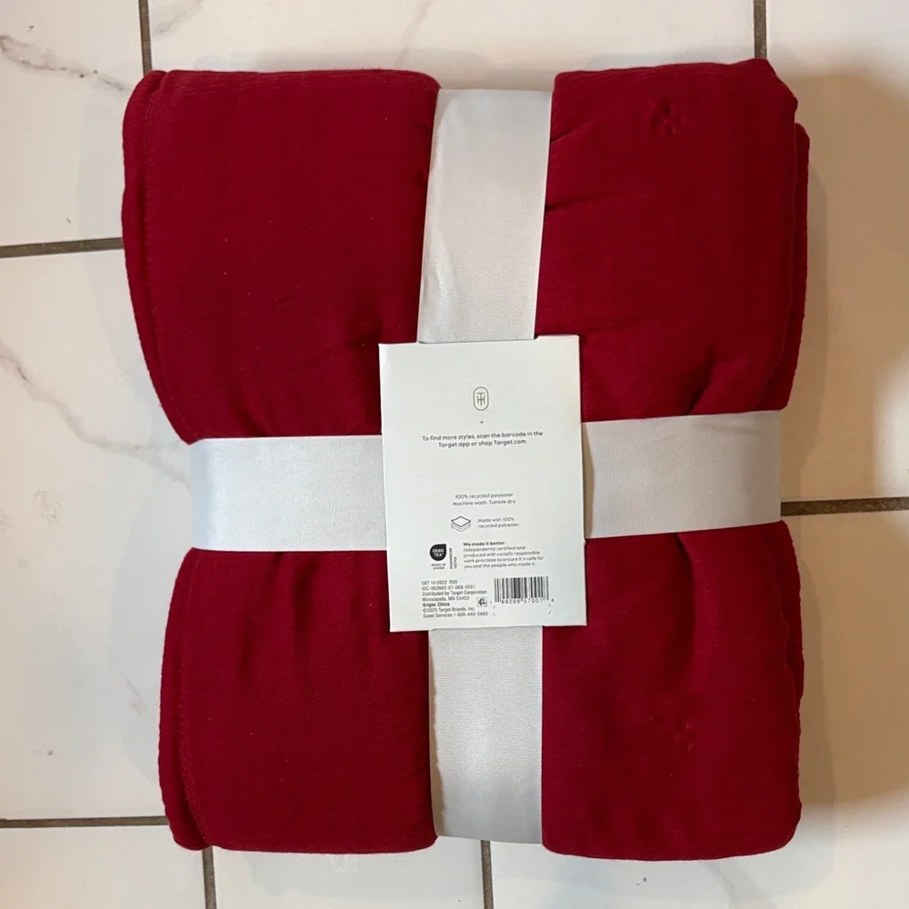 Threshold Crimson 100% Recycled Polyester Throw Blanket - NWT
